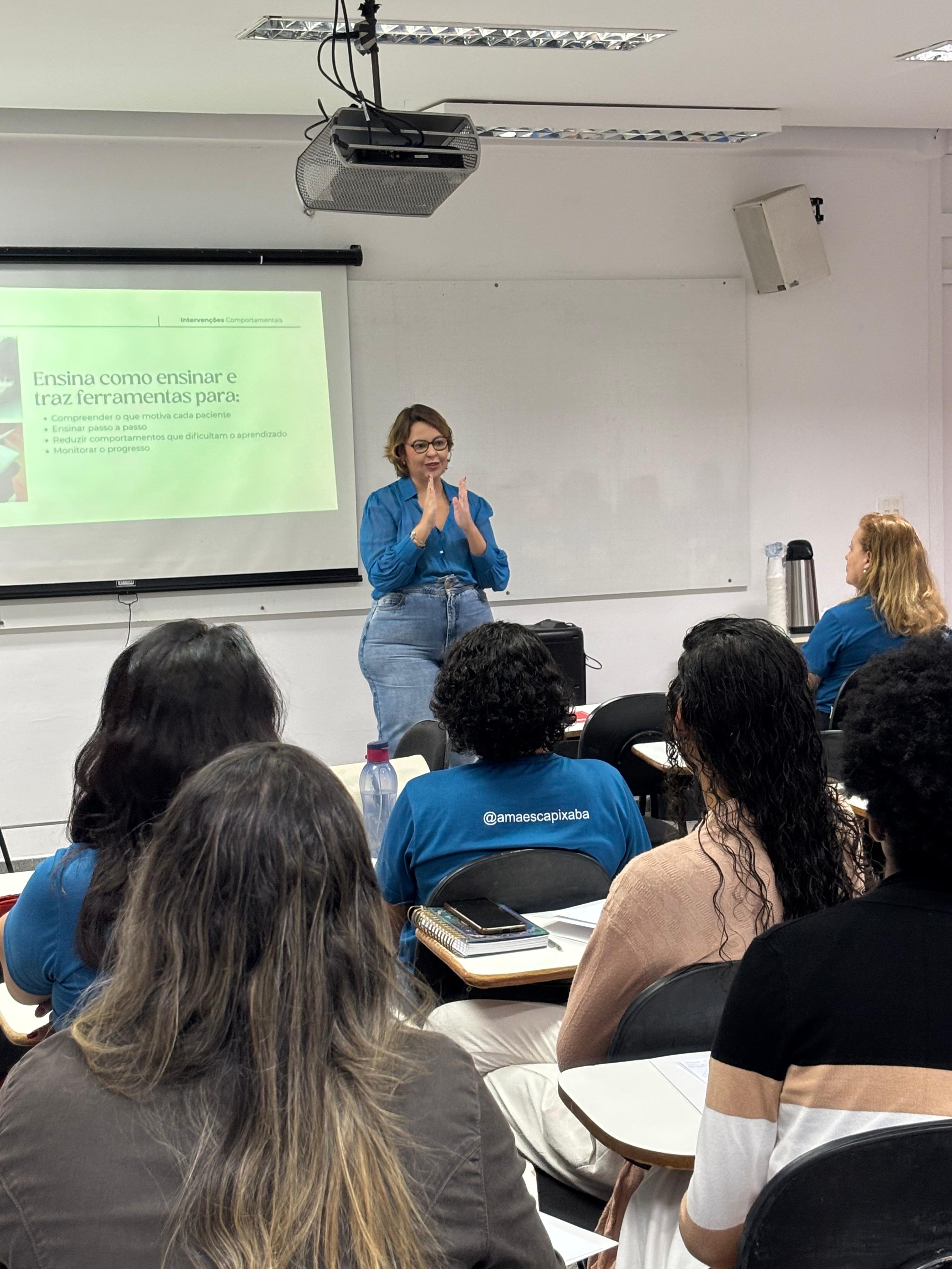 Paula ministrando formação